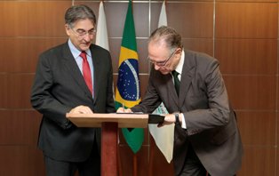 Fernando Pimentel e Carlos Arthur Nuzman assinam contrato na Cidade Administrativa de Minas Gerais (Foto: Manoel Marques/Imprensa MG) Fernando Pimentel e Carlos Arthur Nuzman assinam contrato na Cidade Administrativa de Minas Gerais (Foto: Manoel Marques/Imprensa MG)