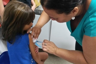 Cerca de 47 milhões de crianças e adolescentes estão convocados para atualizar a caderneta de vacina (Foto: Sumaia Villela/Agência Brasil) Cerca de 47 milhões de crianças e adolescentes estão convocados para atualizar a caderneta de vacina (Foto: Sumaia Villela/Agência Brasil)