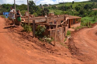Segundo Ângela Donato , um caminhão ao tentar fazer a curva deslizou no barro e quase caiu sobre sua casa, parando dependurado. (Foto: Ageu Ebert) Segundo Ângela Donato , um caminhão ao tentar fazer a curva deslizou no barro e quase caiu sobre sua casa, parando dependurado. (Foto: Ageu Ebert)