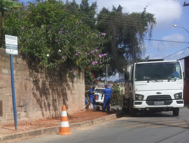 Funcionários da Itaurb foram flagrados construindo um passeio em uma residência no bairro Bethania (Foto: WhatsApp) Funcionários da Itaurb foram flagrados construindo um passeio em uma residência no bairro Bethania (Foto: WhatsApp)