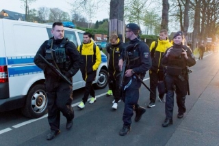 Jogadores do Borussia Dortmund são escoltados pela polÃcia após a explosão (FotoSTR/Agência Lusa) Jogadores do Borussia Dortmund são escoltados pela polÃcia após a explosão (FotoSTR/Agência Lusa)