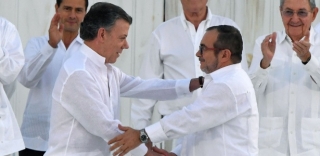 Presidente da Colômbia e o lÃder das Farc apertam as mãos após assinatura do acordo de paz (Foto: Luis Acosta/AFP) Presidente da Colômbia e o lÃder das Farc apertam as mãos após assinatura do acordo de paz (Foto: Luis Acosta/AFP)