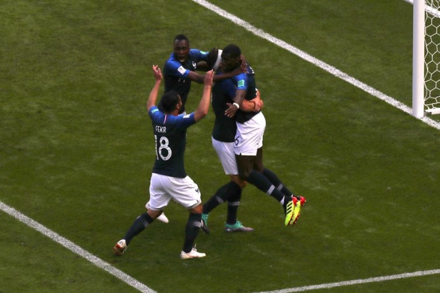 Pogba faz 2 x 1 para França. O gol foi confirmado pelo recurso eletrônico da linha de gol (Foto: Sergio Perez/Reuters) Pogba faz 2 x 1 para França. O gol foi confirmado pelo recurso eletrônico da linha de gol (Foto: Sergio Perez/Reuters)
