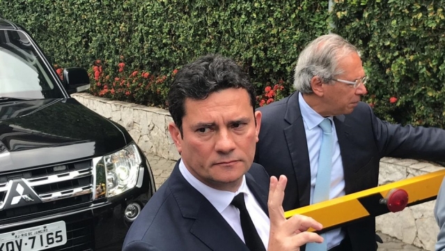 O juiz SÃ©rgio Moro, ao deixar a casa do presidente eleito Jair Bolsonaro (PSL), no Rio de Janeiro â€” Foto: Henrique Coellho/G1