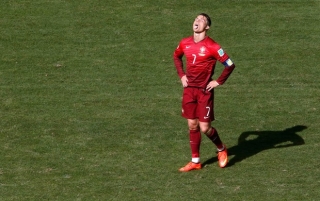 Fim de linha para Cristiano Ronaldo, o melhor do mundo em 2013, na Copa do Mundo 2014 (Foto: Reuters) Fim de linha para Cristiano Ronaldo, o melhor do mundo em 2013, na Copa do Mundo 2014 (Foto: Reuters)