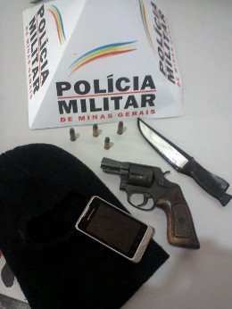 os militares lograram êxito na localização e apreensão de um revolver calibre .38, municiado com 04 cartuchos intactos, além de uma touca ninja preta, uma faca e um aparelho celular de procedência duvidosa (Foto: 14º BPM) os militares lograram êxito na localização e apreensão de um revolver calibre .38, municiado com 04 cartuchos intactos, além de uma touca ninja preta, uma faca e um aparelho celular de procedência duvidosa (Foto: 14º BPM)