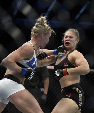 Ronda Rousey disse ter pensado em suicÃdio após derrota para Holly Holm (Foto: AP) Ronda Rousey disse ter pensado em suicÃdio após derrota para Holly Holm (Foto: AP)
