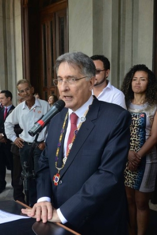 Em seu discurso, Fernando Pimentel garantiu a participaÃ§Ã£o popular na nova gestÃ£o (Foto: Omar Freire/Imprensa MG)