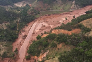 Ãrea afetada pelo rompimento de barragem no distrito de Bento Rodrigues, zona rural de Mariana (Foto: Corpo de Bombeiros de Minas Gerais/Divulgação) Ãrea afetada pelo rompimento de barragem no distrito de Bento Rodrigues, zona rural de Mariana (Foto: Corpo de Bombeiros de Minas Gerais/Divulgação)