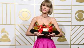 Taylor Swift com os prêmios de melhor videoclipe, melhor álbum de vocal pop e álbum do ano, no 58º Grammy, em Los Angeles (Foto: Mike Nelson/Agência Lusa) Taylor Swift com os prêmios de melhor videoclipe, melhor álbum de vocal pop e álbum do ano, no 58º Grammy, em Los Angeles (Foto: Mike Nelson/Agência Lusa)