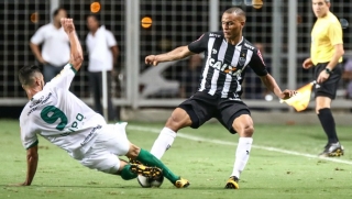 Patric disputa bola com Bruno Sávio; Atlético-MG x América-MG (Foto: Bruno Cantini/ Flickr Atlético-MG) Patric disputa bola com Bruno Sávio; Atlético-MG x América-MG (Foto: Bruno Cantini/ Flickr Atlético-MG)