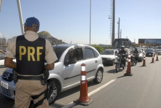 OperaÃ§Ã£o da PolÃ­cia RodoviÃ¡ria teve como meta reduzir acidentes e combater irregularidades praticadas por motoristas (Foto: AgÃªncia Brasil)