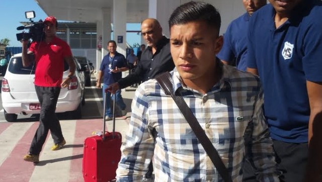 Argentino Lucas Romero chegou a Belo Horizonte, nesta quarta, para assinar com o Cruzeiro (Foto: MaurÃ­cio Paulucci)