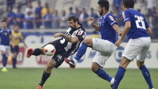 Em sua estreia no clássico mineiro, argentino Lucas Pratto marca duas vezes e põe o time na final (Foto: Douglas Magno) Em sua estreia no clássico mineiro, argentino Lucas Pratto marca duas vezes e põe o time na final (Foto: Douglas Magno)