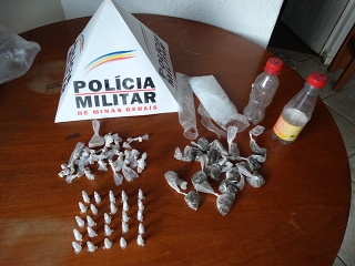 PM apreende grande quantidade de drogas no bairro Praia em Itabira (Foto: Divulgação/PM) PM apreende grande quantidade de drogas no bairro Praia em Itabira (Foto: Divulgação/PM)