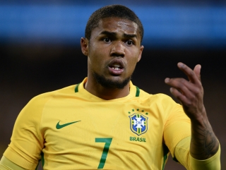 Apesar da lesão, Douglas Costa terá condições de jogar na estréia da seleção na Copa da Rússia, dia 17 de junho, contra a SuÃça (Foto: Pedro Martins) Apesar da lesão, Douglas Costa terá condições de jogar na estréia da seleção na Copa da Rússia, dia 17 de junho, contra a SuÃça (Foto: Pedro Martins)