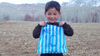 Murtaza Ahmadi comoveu a web ao vestir uma camisa de Messi feita com uma sacola de plástico (Foto: Reprodução) Murtaza Ahmadi comoveu a web ao vestir uma camisa de Messi feita com uma sacola de plástico (Foto: Reprodução)