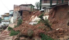 Muro e parte de quintal de casa desabam em Minas Gerais (Foto: Divulgação/Defesa Civil) Muro e parte de quintal de casa desabam em Minas Gerais (Foto: Divulgação/Defesa Civil)