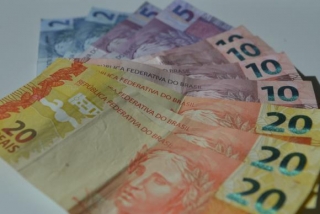 O saldo negativo da poupança em 2015 chegou a R$ 53,567 bilhões (Foto: Marcello Casal/Agencia Brasil) O saldo negativo da poupança em 2015 chegou a R$ 53,567 bilhões (Foto: Marcello Casal/Agencia Brasil)