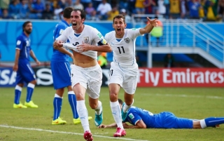 GodÃÂÂn comemora o gol de cabeça que valeu a vaga nas oitavas para a Celeste OlÃÂÂmpica (Foto: Getty Images) GodÃÂÂn comemora o gol de cabeça que valeu a vaga nas oitavas para a Celeste OlÃÂÂmpica (Foto: Getty Images)