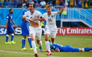 GodÃƒÆ’Ã‚Â­n comemora o gol de cabeÃƒÆ’Ã‚Â§a que valeu a vaga nas oitavas para a Celeste OlÃƒÆ’Ã‚Â­mpica (Foto: Getty Images)