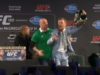 Conor McGregor toma o cinturão e se levanta, enquanto Aldo parte para cima e Dana tenta impedÃ-lo (Foto: Reprodução) Conor McGregor toma o cinturão e se levanta, enquanto Aldo parte para cima e Dana tenta impedÃ-lo (Foto: Reprodução)