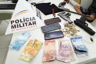 Ainda foram encontrados R$ 226 em dinheiro e três celulares de clientes (Foto: Divulgação) Ainda foram encontrados R$ 226 em dinheiro e três celulares de clientes (Foto: Divulgação)