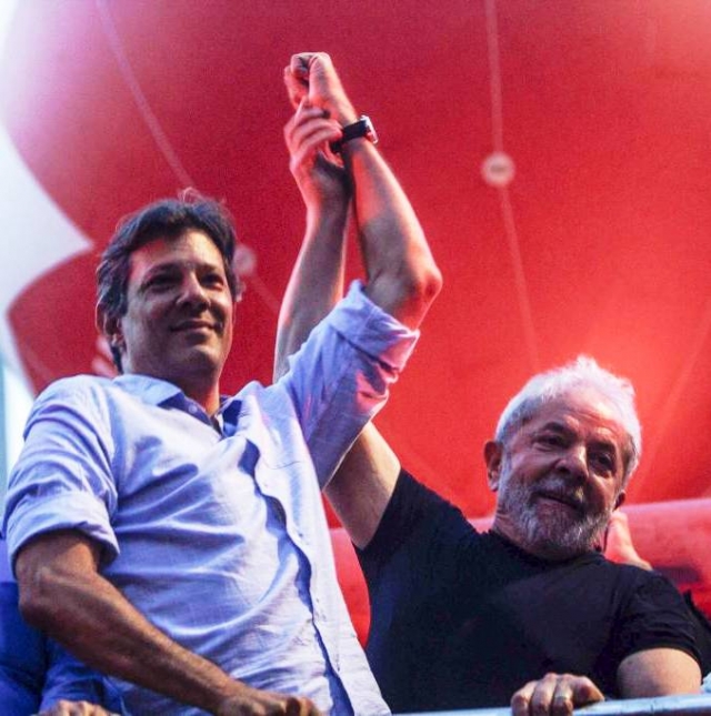 O ex-presidente Lula ergue a mão do ex-prefeito de São Paulo, Fernando Haddad durante ato em favor de Lula na Praça da República em São Paulo (Arquivo/Heitor Feitosa/VEJA.com) O ex-presidente Lula ergue a mão do ex-prefeito de São Paulo, Fernando Haddad durante ato em favor de Lula na Praça da República em São Paulo (Arquivo/Heitor Feitosa/VEJA.com)