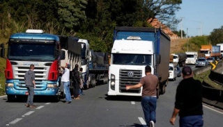 Greve dos caminhoneiros já dura sete dias (Foto: Divulgação) Greve dos caminhoneiros já dura sete dias (Foto: Divulgação)