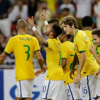 Jogadores da Seleção comemoram o gol de Neymar (Foto: Reuters) Jogadores da Seleção comemoram o gol de Neymar (Foto: Reuters)