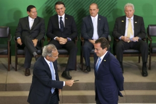 O ministro Paulo Guedes dá posse a Pedro Guimarães na presidência da Caixa - Marcelo Camargo/Agência Brasil O ministro Paulo Guedes dá posse a Pedro Guimarães na presidência da Caixa - Marcelo Camargo/Agência Brasil