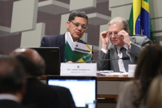 Os senadores Ricardo Ferraço e Tasso Jereissati consultam a Constituição após s aprovação da proposta de reforma trabalhista na Comissão de Assuntos Econômicos do Senado (Foto: Fábio Rodrigues-Pozzebom/Agência Brasil) Os senadores Ricardo Ferraço e Tasso Jereissati consultam a Constituição após s aprovação da proposta de reforma trabalhista na Comissão de Assuntos Econômicos do Senado (Foto: Fábio Rodrigues-Pozzebom/Agência Brasil)