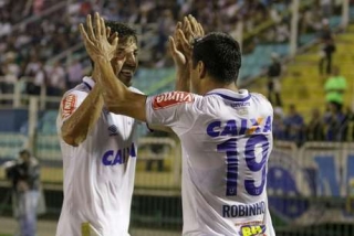 Jogadores comemoram gol do Cruzeiro (Foto: Ruy Trindade/FramePhoto/Gazeta Press)