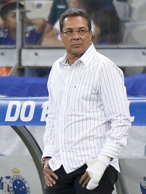 Luxemburgo não resiste à pressão e deixa Cruzeiro após derrota em casa Luxemburgo não resiste à pressão e deixa Cruzeiro após derrota em casa