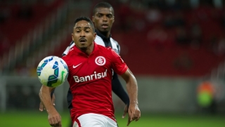Jorge Henrique e Jemerson disputam bola na partida entre Internacional x Atlético-MG (Foto: Alexandre Lops/Divulgação Inter) Jorge Henrique e Jemerson disputam bola na partida entre Internacional x Atlético-MG (Foto: Alexandre Lops/Divulgação Inter)