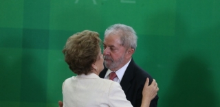 Dilma e Lula durante a posse do ex-presidente na Casa Civil, em março (Foto: André Dusek/Estadão Conteúdo) Dilma e Lula durante a posse do ex-presidente na Casa Civil, em março (Foto: André Dusek/Estadão Conteúdo)