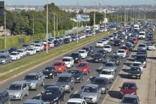 Mais carros consomem etanol em todo o paÃs. Governo elevou percentual de anidro na gasolina, passando de 25% para 27% (Foto: José Cruz/Agência Brasil) Mais carros consomem etanol em todo o paÃs. Governo elevou percentual de anidro na gasolina, passando de 25% para 27% (Foto: José Cruz/Agência Brasil)
