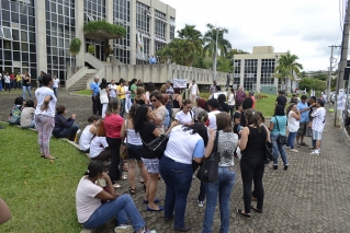 Manifestantes cobraram os salários atrasados e a recarga do vale-alimentação. Foto: Ageu Ebert Manifestantes cobraram os salários atrasados e a recarga do vale-alimentação. Foto: Ageu Ebert