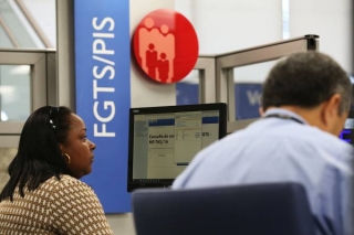 Funcionários da Caixa vão solucionar dúvidas, acertar cadastros, emitir senha do Cartão Cidadão e fazer pagamentos (Foto: Divulgação/Caixa) Funcionários da Caixa vão solucionar dúvidas, acertar cadastros, emitir senha do Cartão Cidadão e fazer pagamentos (Foto: Divulgação/Caixa)
