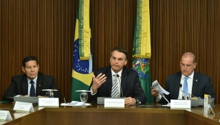 Bolsonaro comanda a primeira reunião ministerial no Palácio do Planalto ao lado do vice-presidente Hamilton Mourão e do ministro Onyx Lorenzoni (Casa Civil) (Foto: Rafael Carvalho/Presidência da República) Bolsonaro comanda a primeira reunião ministerial no Palácio do Planalto ao lado do vice-presidente Hamilton Mourão e do ministro Onyx Lorenzoni (Casa Civil) (Foto: Rafael Carvalho/Presidência da República)