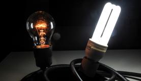 Lâmpadas incandescentes (esq.) devem ser substituÃdas por versões mais econômicas, como as de LED (dir.) Lâmpadas incandescentes (esq.) devem ser substituÃdas por versões mais econômicas, como as de LED (dir.)