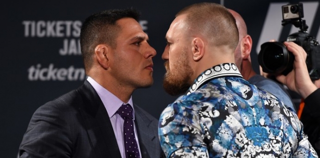 Rafael dos Anjos e Conor McGregor estavam com luta marcada para 5 de marÃ§o (Foto: Getty Images)