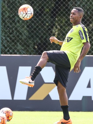 Robinho foi a campo e bateu bola no primeiro dia de Galo (Foto: Bruno Cantini) Robinho foi a campo e bateu bola no primeiro dia de Galo (Foto: Bruno Cantini)