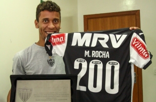 Marcos Rocha mostra placa que recebeu do Galo (Foto: Bruno Cantini/Flickr do Atlético-MG) Marcos Rocha mostra placa que recebeu do Galo (Foto: Bruno Cantini/Flickr do Atlético-MG)
