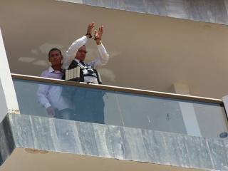 Sequestrador armado mantém refém em sacada de hotel em BrasÃÂÂlia; colete da vÃÂÂtima tem objetos cilÃÂÂndricos que supostamente seriam bananas de dinamite (Foto: Gabriel Mayer/Divulgação) Sequestrador armado mantém refém em sacada de hotel em BrasÃÂÂlia; colete da vÃÂÂtima tem objetos cilÃÂÂndricos que supostamente seriam bananas de dinamite (Foto: Gabriel Mayer/Divulgação)
