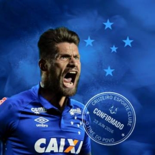 Atacante de 31 anos assinou por três anos com o clube celeste (Foto: Cruzeiro/Divulgação) Atacante de 31 anos assinou por três anos com o clube celeste (Foto: Cruzeiro/Divulgação)