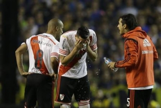 Jogadores do River Plate foram atingidos por sprays de pimenta por torcedores do Boca Juniors (Foto: Victor R. Caivano/AP) Jogadores do River Plate foram atingidos por sprays de pimenta por torcedores do Boca Juniors (Foto: Victor R. Caivano/AP)