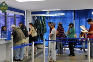 Desde 2006, o décimo terceiro aos segurados do INSS é pago em duas etapas (Foto: Antonio Cruz/Agência Brasil) Desde 2006, o décimo terceiro aos segurados do INSS é pago em duas etapas (Foto: Antonio Cruz/Agência Brasil)