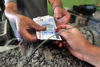 Banco Central decidiu que bancos são obrigados a trocar moeda ou cédulas falsas sacadas em caixa ou terminais de autoatendimento (Foto: Marcello Casal Jr./Agência Brasil) Banco Central decidiu que bancos são obrigados a trocar moeda ou cédulas falsas sacadas em caixa ou terminais de autoatendimento (Foto: Marcello Casal Jr./Agência Brasil)
