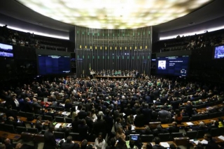 A sessão encerrada com a autorização da abertura do processo de impeachment da presidenta Dilma Roussef durou quase dez horas (Foto: Marcelo Camargo/Agência Brasil) A sessão encerrada com a autorização da abertura do processo de impeachment da presidenta Dilma Roussef durou quase dez horas (Foto: Marcelo Camargo/Agência Brasil)